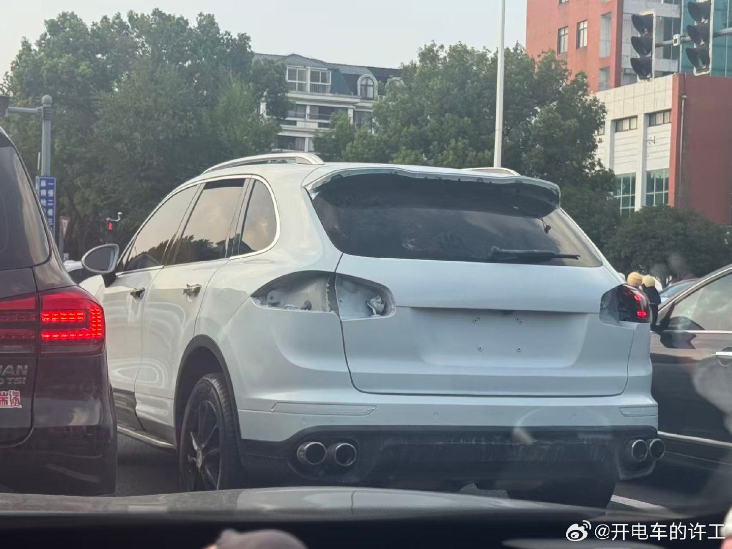 不是，你灯呢？？？

#保时捷车友组团看智界RX# ​