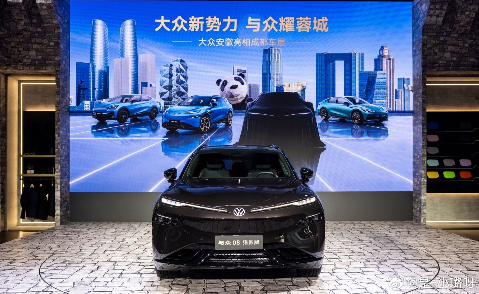 成都车展开启预售的与众08猎影版，真正做到了颜值进阶、智能越级！在23万级车型里，把智驾硬件和算法诚意直接拉满，完全是越级的智能体验。

新车搭载双图灵高算力芯片，总算力高达1500TOPS，配合全车26颗高精度感知硬件，感知覆盖全面、探测精准，为高阶辅助驾驶打下扎实硬件基础。车型迭代全新VLA 2. ​