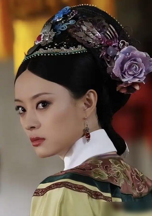 当年《甄嬛传》定角，蒋勤勤嫌片酬低，蔡少芬觉得自己年纪大演不了少女，才轮到孙俪。
可没人提的是，她进组前把剧本翻烂了，五十多本剧本贴满彩色标签，连睡觉都在背台词。大夏天穿花盆底，一天拍十几个小时，眼睛爆血管了还接着来。
开机前导演还担心她演不出少女的娇憨，结果第一场戏下来，全场安静。
后来这剧