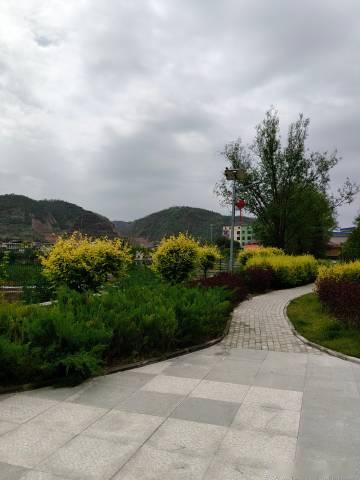 暮夏阴沉月亮湾，烟火石楼人间情