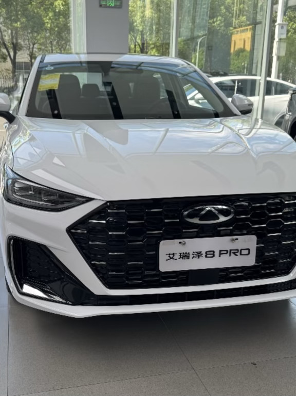 🚗27款艾瑞泽8 Pro｜一份客观选车笔记｜新手买车参考
预算10‑14万，想要运动外观+大空间+高配置，艾瑞泽8 Pro别错过！
	
▫️动力｜鲲鹏1.6T/2.0T双版本，全系湿式7DCT变速箱，92号油即可，兼顾动力与燃油经济性，CTCC冠军底盘调校，操控质感优秀
▫️智能｜8255芯片+15.6英寸2.5K中控屏，怀挡内饰，540°全景影像；高配猎鹰500智驾，支持高速NOA、自动泊车，燃油车高阶智驾真香
▫️空间｜轴距2790mm，A+级宽适座舱，后排空间宽裕，满足一家三口日常出行需求
▫️舒适亮点：座椅通风加热按摩、伯牙音响、远程控车、全景天窗、无线快充
#艾瑞泽8Pro2027款 #奇瑞汽车