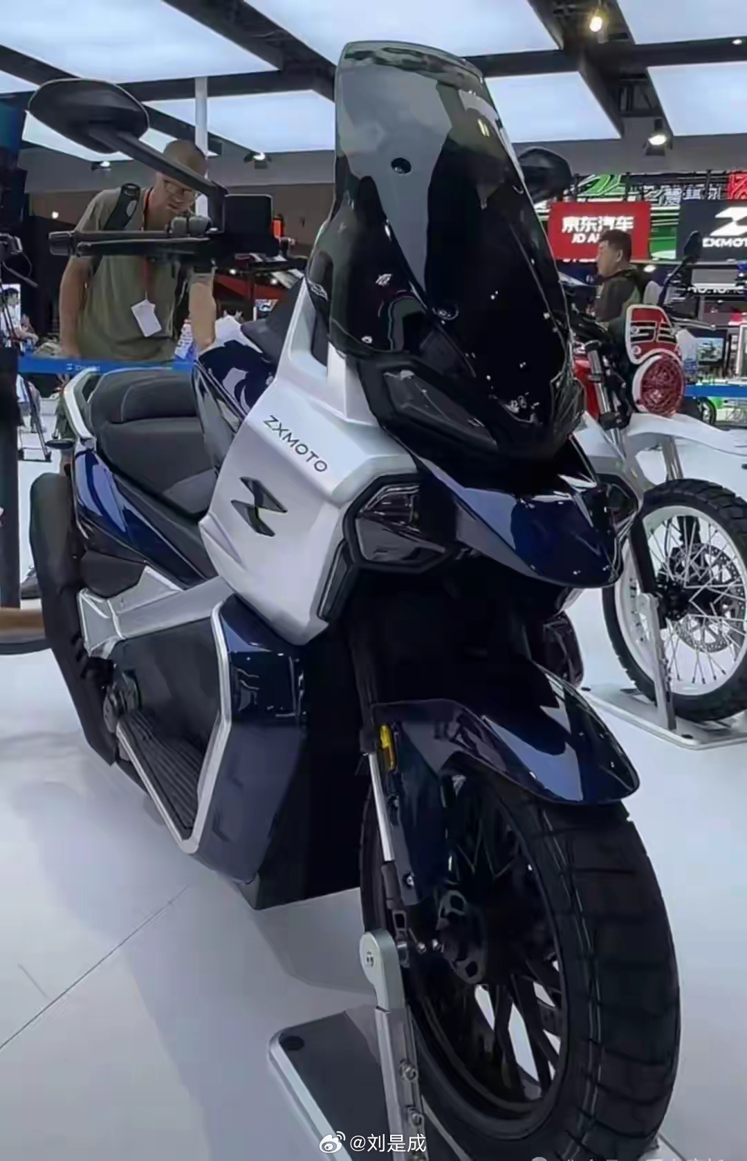 ZXMOTO 张雪250T‑ADV（公路ADV踏板）
 
这是2026重庆摩博会刚亮相的新车，还没上市，计划2027年才量产交付，不是市面上现成能买到的车。
 
核心最大特点：轮机分离、中置发动机
 
普通ADV踏板都是发动机放在后轮旁边（传统踏板结构），这台做了中置250cc水冷发动机+皮带传动，发动机挪到脚踏下方中间 ​