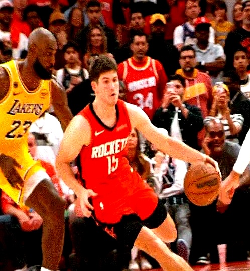 41岁的詹姆斯，打了45分钟，真的快跑不动了……    就在比赛还剩4...