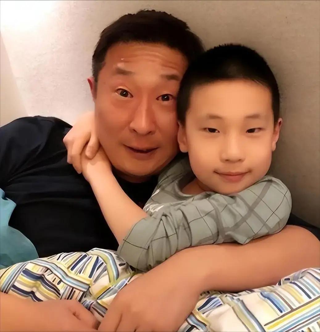 2008年，林永健陪老婆逛街，老婆看上了一条5800元的裤衩，非要买，林永健大怒呵斥：“5800的裤衩子，穿上能飞啊？我的才58。”作为二人好友的宋丹丹在一旁看到标签后，又看了看林永健的脸已经脸色铁青。
 
宋丹丹伸手拉了拉林永健袖子，低声说：“外边说话。”
 
三人走到店外，周冬齐眼睛还望着橱窗。