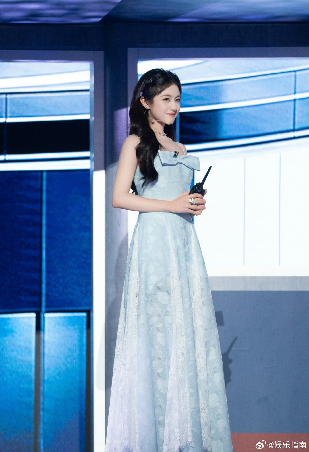 李兰迪蝴蝶结蓝裙造型，海盐味清甜明媚的小公主！怎么如此美萌[送花花] ​