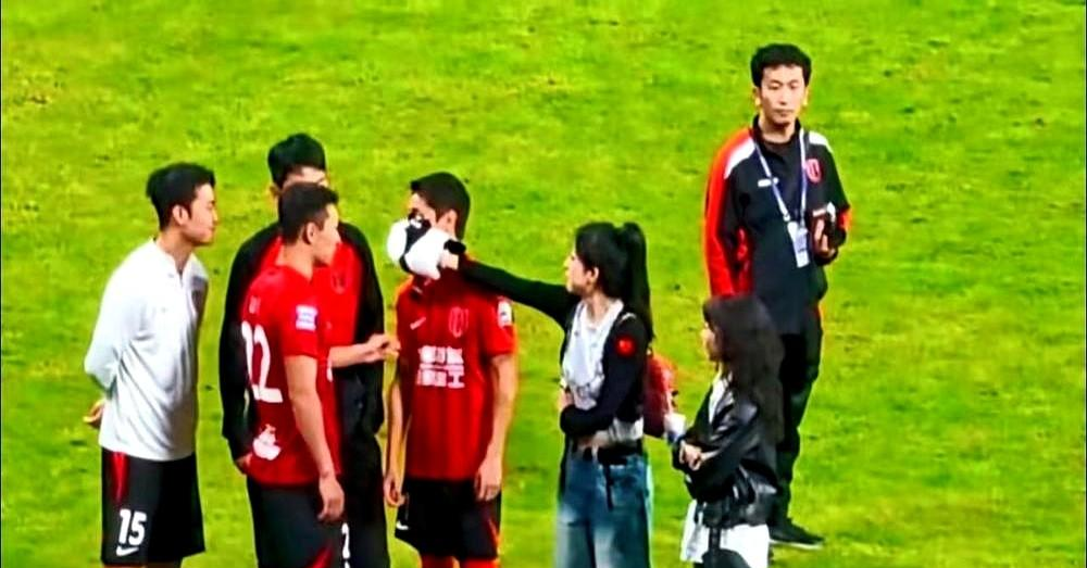 韦世豪前阵子和成都蓉城续了长约。
以前大家提起他，总觉得他是那个脾气火爆、动不动就领红牌的人，但这几年结婚有了孩子，场上表现稳多了。
最触动我的，是之前有场客场比赛，看台上有人辱骂他老婆，他宁可被足协处罚也直接冲过去护着。
以前觉得他乱发脾气是不成熟。
但想想，要是有人指着自己媳妇骂，还能无动于衷，