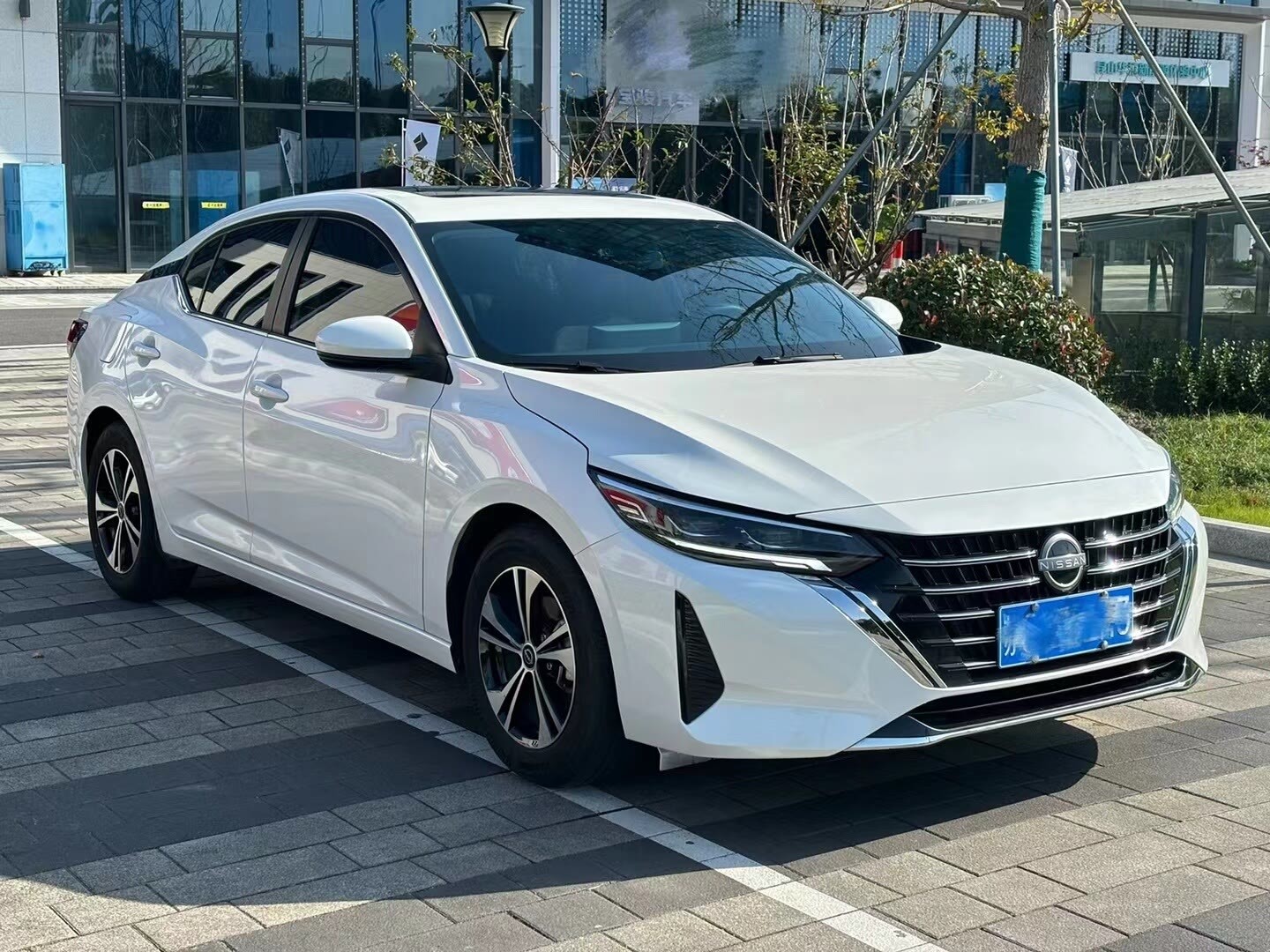 #智能辅助驾驶有多减压##汽场全开# 以前我一直觉得，开车是一件极度消耗身心的事。不管是几百公里的高速长途、走走停停的市区拥堵，还是令人头疼的停车入库，每一次出行都需要高度集中注意力，手脚持续紧绷，一趟下来身心俱疲。但长期使用智能辅助驾驶后，我彻底改变了固有认知，它不再是高端鸡肋配置 ​