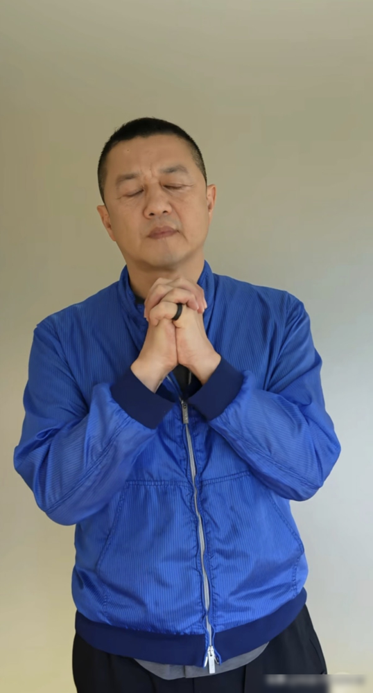 52岁李亚鹏曝，被19岁女儿李嫣一个月拉黑3次！
最长断联超过两周，他说这是当爹的至暗时刻。早在8年前，李嫣就因为他擅自关了自己账号，屏蔽过他10天。
前不久阿那亚音乐节出事，全网都在看他这个当爹的反应。他跟王菲育儿理念完全相反，王菲给孩子百分百自由，他攥了一辈子，满脑子都是保护女儿。
原来越