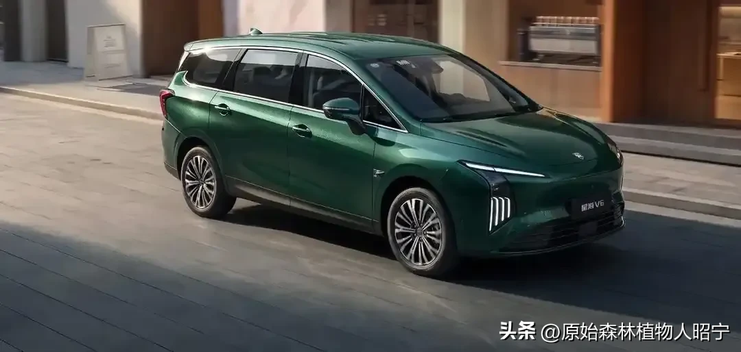 在10万级家用SUV市场，星海V6在智能座舱与续航补能方面的表现，确实对得起年轻家庭的期待。
智能座舱：8295芯片加持的流畅体验
星海V6搭载15.6英寸2.5K中控屏，内置高通8295座舱芯片——这是目前车载芯片的第一梯队