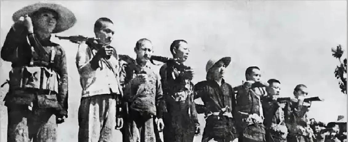 1934年，28岁的省委书记陈寿昌从敌人报纸上才知道，中央红军跑了，把自己和几万人的根据地，忘在了江西的深山里。
他把那页剪报又看了一遍，折好，塞回内袋。然后他叫来警卫员小刘，只说了一句：“通知下去，下午两点，各支队负责人到老樟树底下开会。”
人到齐了，有十几个。陈寿昌没让他们进屋，就站在那棵空了心