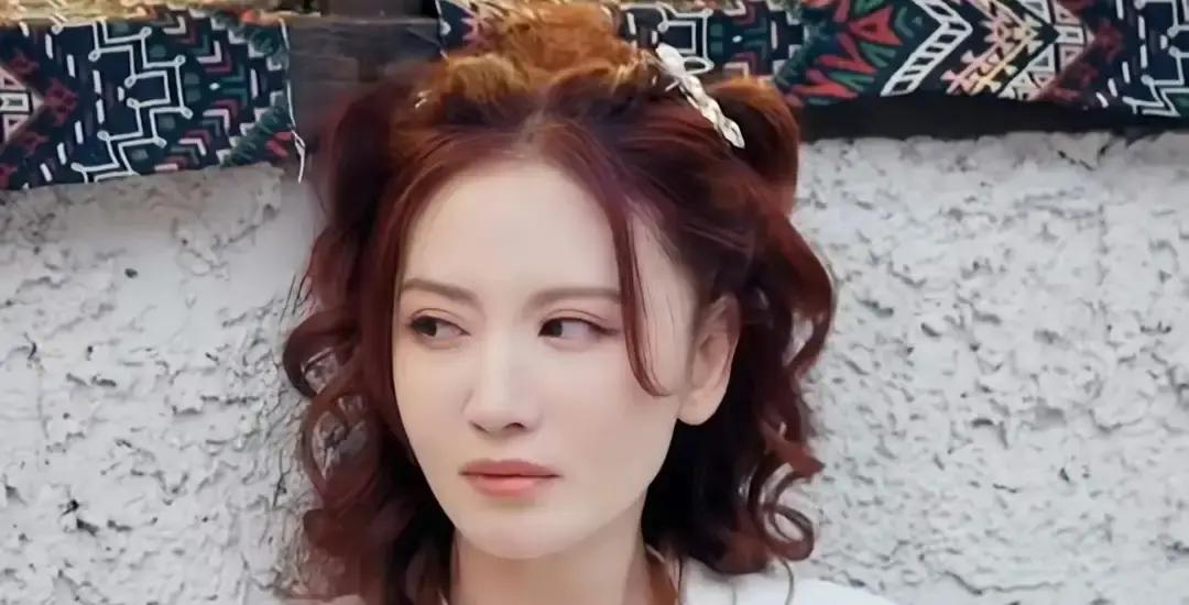 张萌当众吐槽马天宇删她好友是小孩子脾气，可马天宇那句轻飘飘的回怼，才真叫扒下了塑料友情的底裤。
当时马天宇家里老人身体不好，自己状态也低迷，手头的本子确实不合拍，拒演一部戏再正常不过。
结果张萌张嘴就是一句“以后我的戏你都别来”。
这话听着是赌气，骨子里全是制片人居高临下的敲打。
“你也没跟