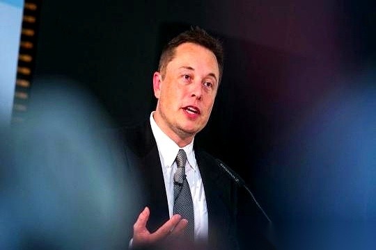 马斯克的星链覆盖了150多个国家，唯独卫星飞过中国上空时，是他自己主动关掉了发射频率。
那些低轨卫星在几百公里高的轨道上正常运转，根本不需要为了避让而绕路飞行。
星链至今没有按照中国《电信条例》第七条去申请并取得合法的电信业务经营许可证。
很多人私下里总爱琢磨，觉得这是咱们把人家拒之门外了。
真不是
