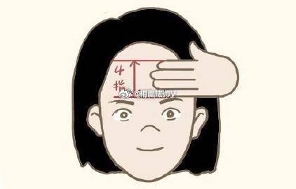 看你有没有晚婚的面相特征？1、鼻梁高挺或起结鼻子高挺起结，多数这种面相的人为人比较强势，过早的结婚双方了解得不够深，在婚后的生活彼此之间容易发生摩擦，不如多与对方相处几年，待心性成熟了再考虑结婚也不迟，这样也会更幸福。2、头发直硬而浓密头发关系着气血，发质硬且浓密的人气血旺盛，为人较为冲动，脾气暴躁易怒。这种面相的人若不能找到能够包容自己脾气的人，夫妻双方吵架会是常有的事，严重得甚至会动手。3、额高过四指若额头高过四指，整天喜欢沉浸在自己的幻想之中，不切实际的想法过多。应该多一些感情经历，切断虚幻的想法，晚婚对她们也是一种好的选择。