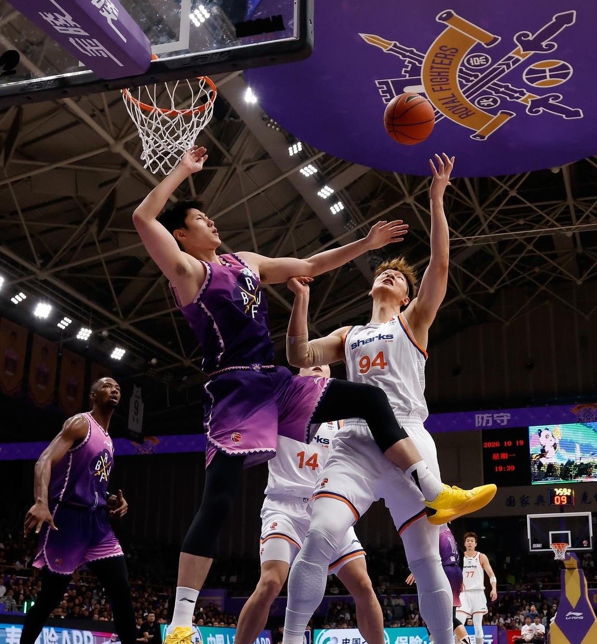 上海久事客场105比92战胜北京控股，有三个不得不承认的事实。廖三宁21投13中砍下生涯新高34分，正负值-13，北控主场输给只用了8人轮换、还让了一个外援拉塞尔的上海。
第一个事实，上海的阵容厚度在这场比赛里露了底。拉塞尔穿着便装坐在场边，大腿肌肉紧张，没进大名单。古德温打了39分钟，一秒没歇，2
