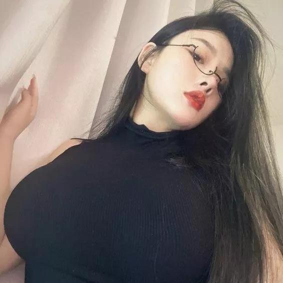 黑丝长发的甜美少女，慵懒的氛围，超模气质。