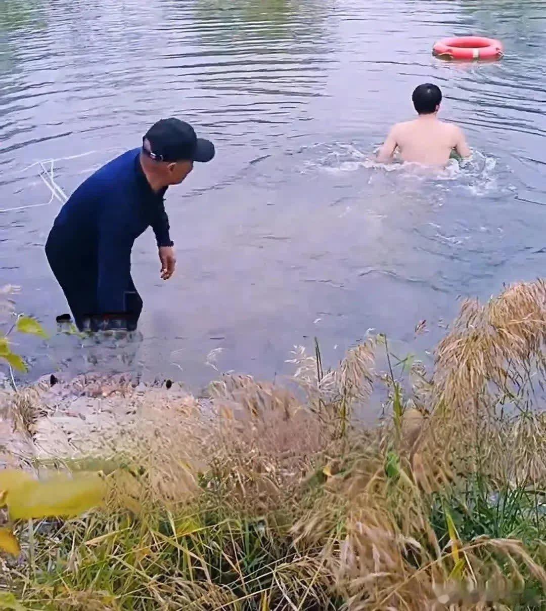 为这样的善举大爱点赞！  
  
见义勇为！11月9日涝洰河公园有群众落水，正在公园带孩子游玩的临汾高级技工学校朱忠辉老师听到有人喊“有人落水了”，他迅速脱掉衣服跳入水中奋力将落水者救起拉到岸上，为这样的善举大爱点赞！ ​​​