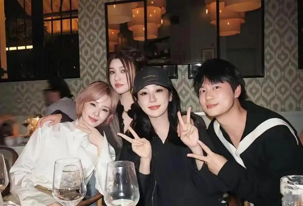 陈妍希分享聚餐照片！刘诗诗金发超吸睛 杨紫轻松自在，43岁的她魅力四射！ ​