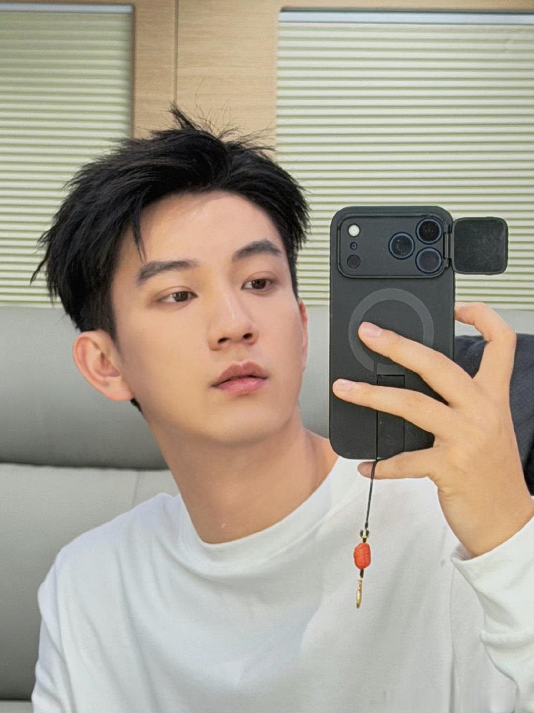 手机壳背后塞现金显化我真的不行了 信男迄今为止最想要的就是暴富[柯基]但是不得不说，杀青那两天拍完发给谁了 ​