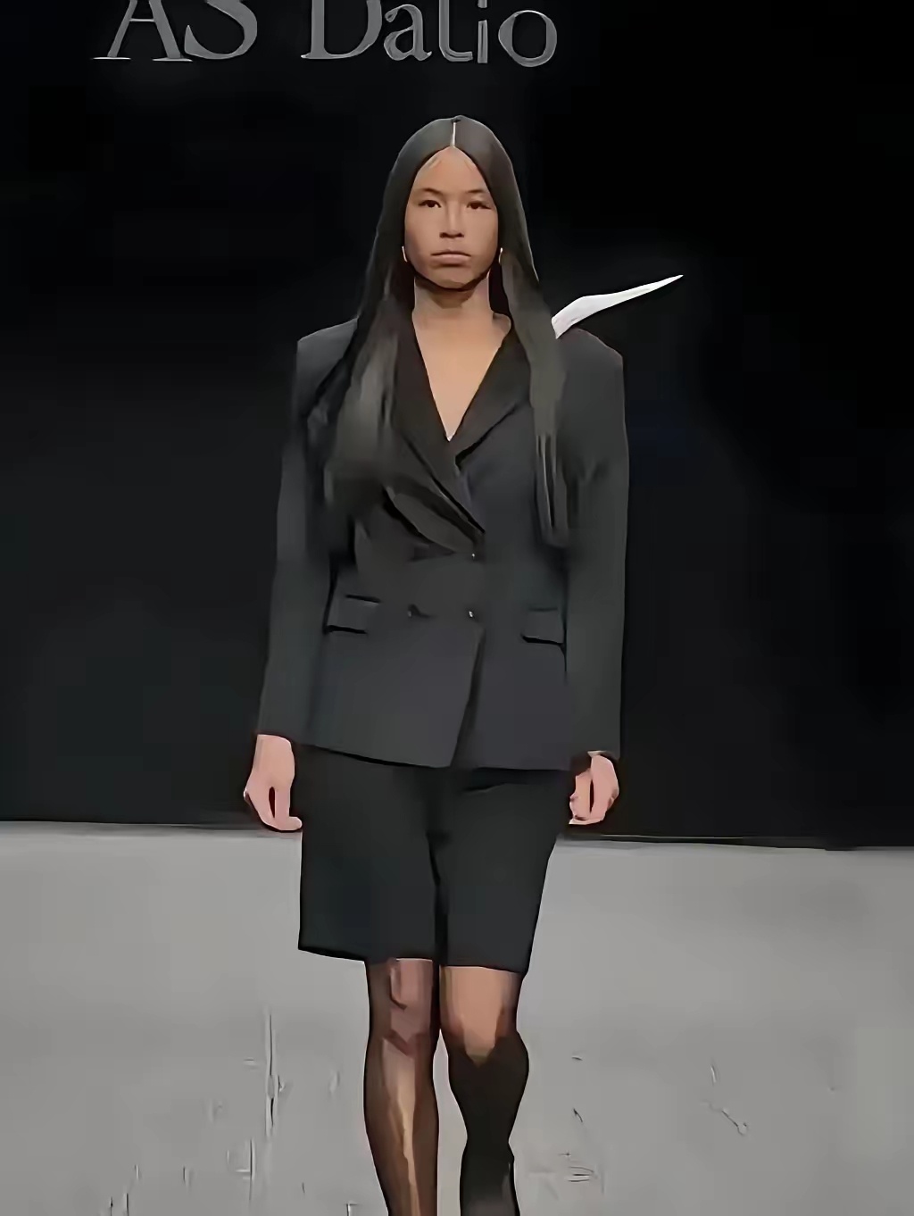 这哪是张庭女儿，这分明是一张行走的人民币。当年全网嘲她丑，说她完美避开了爸妈所有优点，结果呢，人家扭头就杀进了巴黎时装周。别人家的16岁还在刷题，她已经一身高定，顶着一张厌世脸在T台上赚美金了。老外摄影师追着她拍，夸她是东方黑天鹅，这气质，真不是靠美颜滤镜 能P 出来的。你以为张庭夫妇 ​