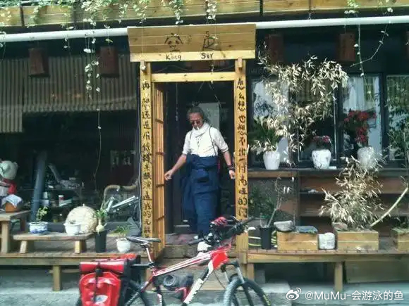 中国流行音乐四十年，走过了翻唱港台、原创崛起、摇滚爆发、两岸合作直到今天的多元化，期间涌现过无数歌手和乐队。可有些人，他的名字就像一块被历史忘记的石头，静静地躺在河底，不被大多数人注意。如果不是一些乐迷偶然提起，甚至连资深的音乐评论员都未必能准确地说出他的故事。童孔，原名张海波， ​