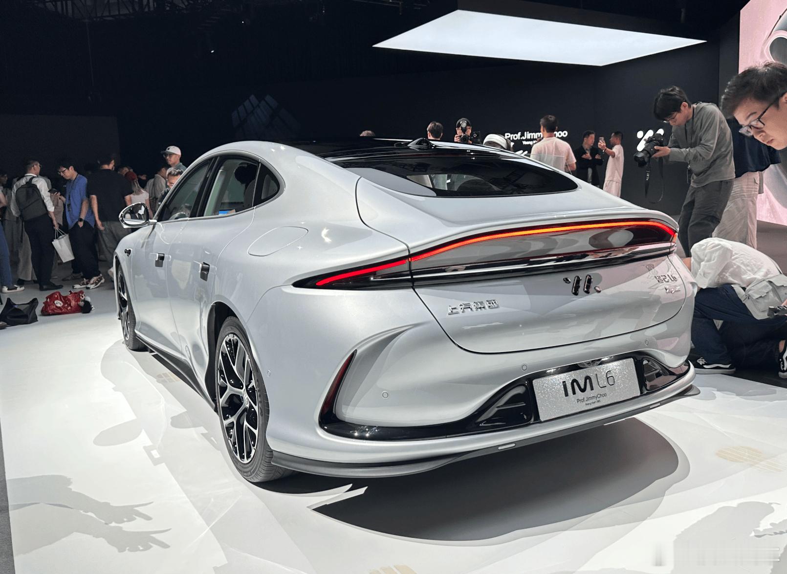 【#权益价21.99万起全新智己L6预售#】新车延续溜背掀背轿跑造型，风阻系数 0.21Cd，配备隐藏式门把手。车内标配26.3英寸4K中控连屏与全液晶仪表，高配车型新增副驾独立娱乐屏，车机搭载高通骁龙8295车规级芯片。

动力采用全新一代的三电架构，配备NEO飓风电机，双电机版最大功率500kW，最大扭矩800Nm ​