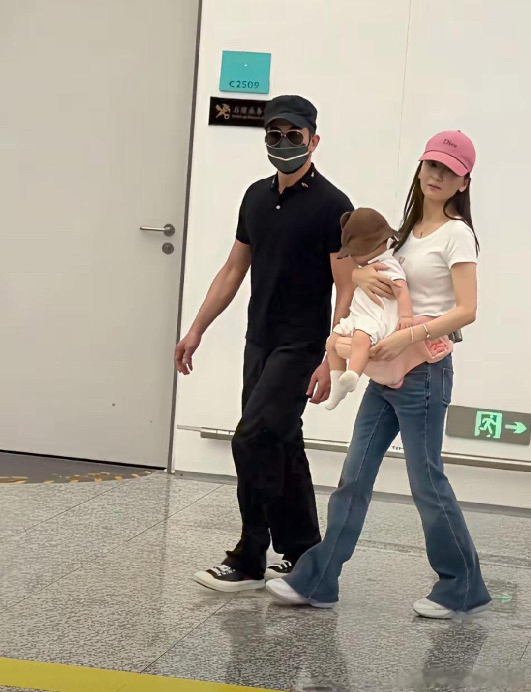 郭富城为什么不抱孩子呢？方媛看起来都抱累了 ​