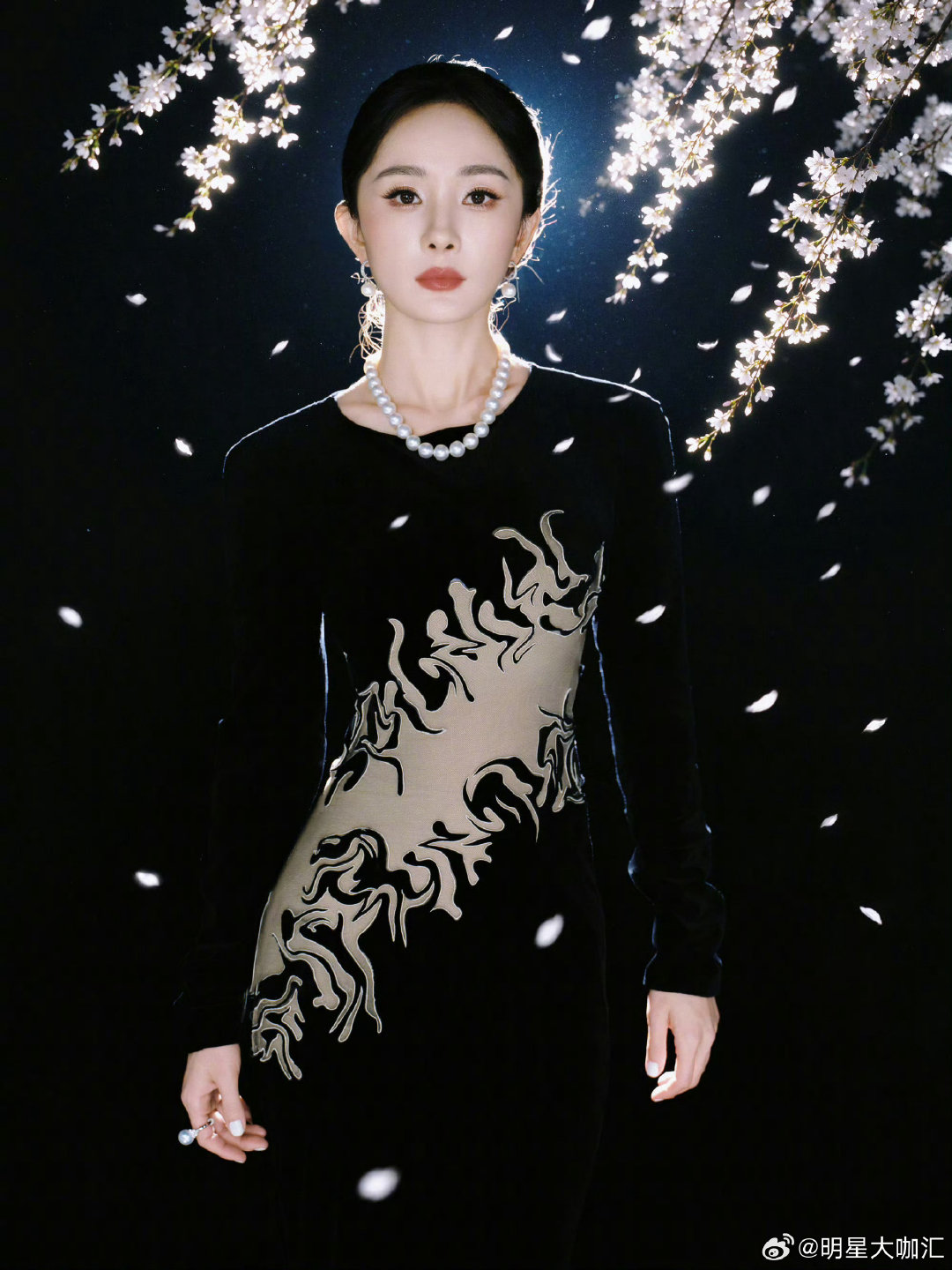 #杨幂[超话]##杨幂压轴##时尚芭莎来自中国年度盛典#

我们大幂幂不愧是顶级女星，又灵动又贵气，一出场气场直接压场，美得太有辨识度了！

#杨幂##观众网##观众网时尚# ​