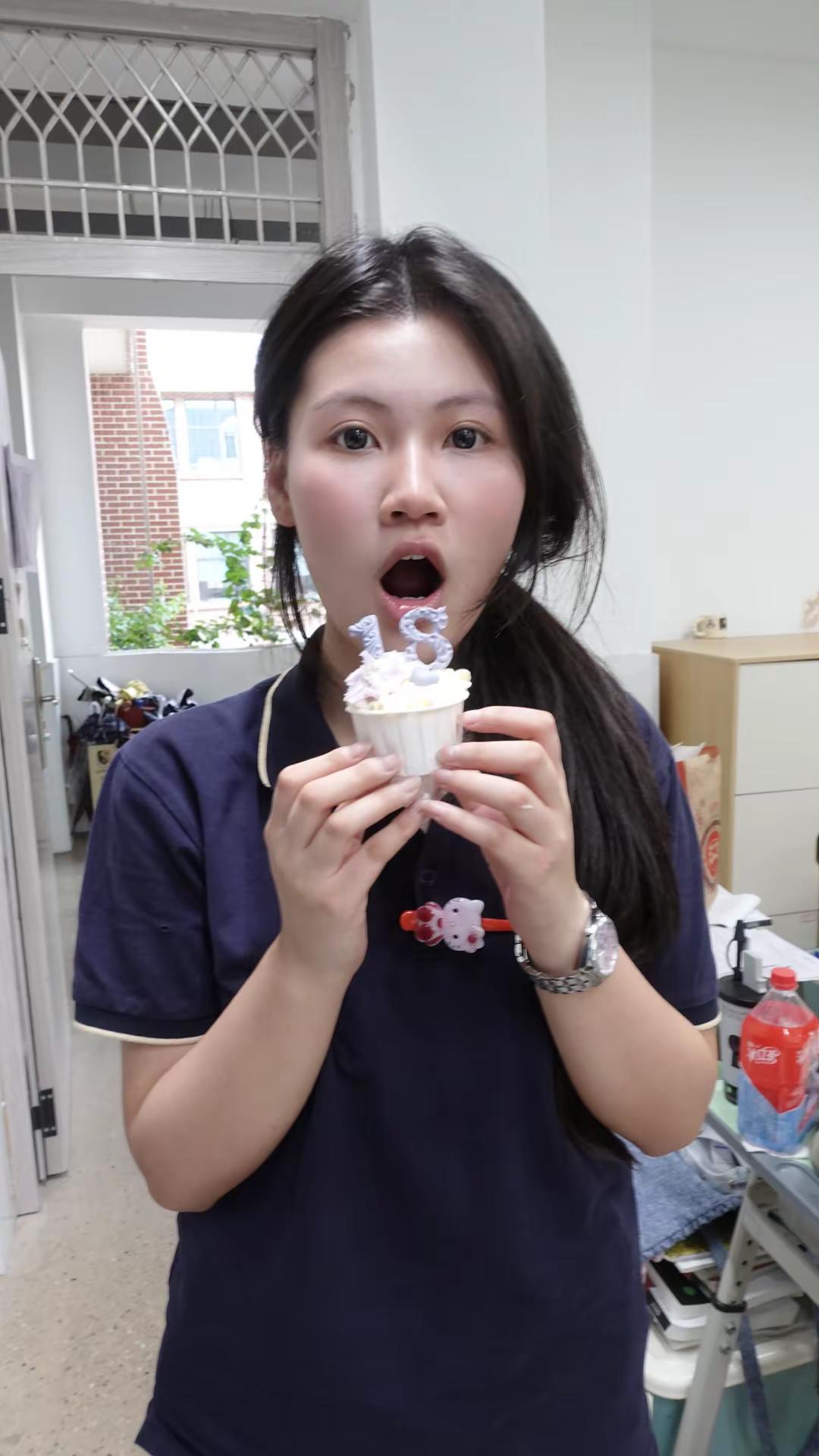 我以为十八岁就自动过渡成为成熟知性大姐姐了呢