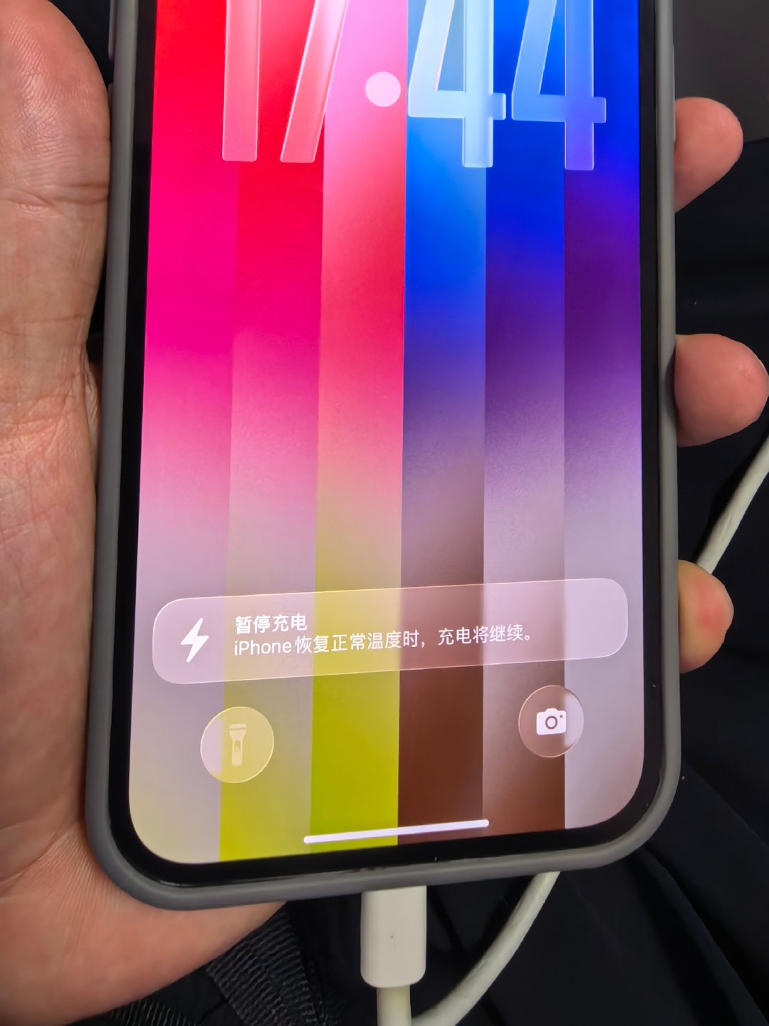 iPhone在夏天充电，还真得在凉快点的地方，不然容易翻车。[允悲] ​
