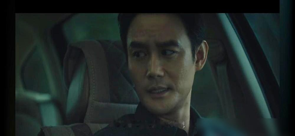 刷完《交锋》大结局，我憋得慌。何春晓，彭昱畅那个角色，局里人事变动，就没他。
师父马憩突然辞职，人直接消失。留他一个人面对整个系统的审视，还被怀疑是内鬼。搜查，孤立，没人信他。
剧里有个细节，他拿着一串神秘数字便签，对着空气问师父为什么。没答案。
二十年隐蔽战线，一个非天才型的徒弟，就这么被扔