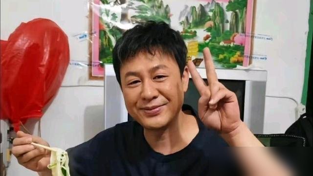 张颂文拿了金爵影帝，转头照样蹲在菜市场挑土豆。
50岁，入行快三十年，第一次捧起国际A类电影节影帝奖杯。别人拿奖恨不得连夜换房换车，他倒好，被拍到跟媳妇逛菜市场，拎着塑料袋跟摊主砍价。
《狂飙》爆成那样，他没换豪宅。这回拿影帝，记者问他票房是不是更有底气了，他直接回：应该没什么影响。选戏标准不变