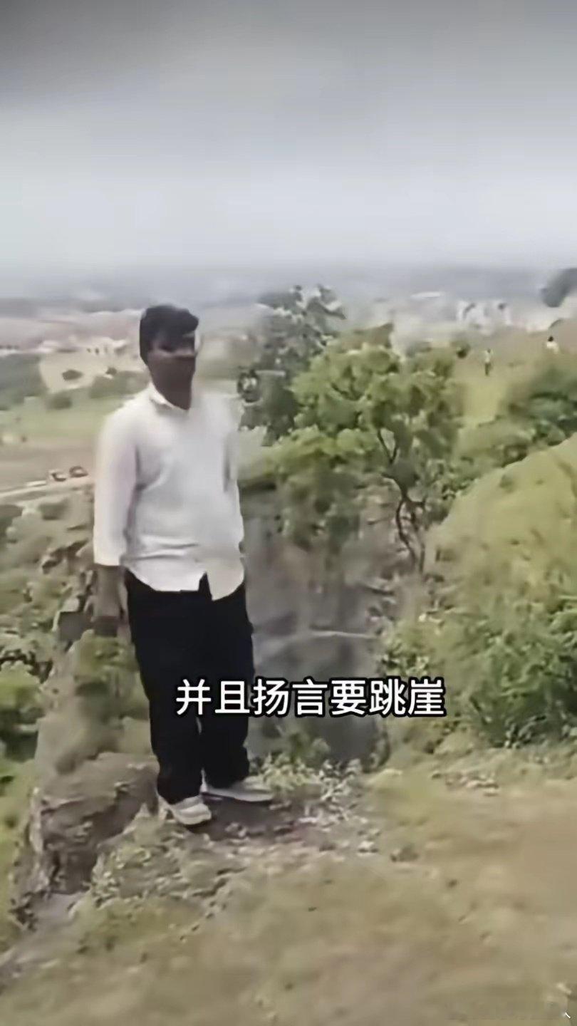 印度少年因索要iPhone遭拒，扬言要跳崖。家人劝说三个小时依旧没能劝住，父亲为拉住儿子，父子二人双双坠崖。没过多久，母亲也跟着跳了下去。到底是谁酿成了这一家的悲剧？ ​
