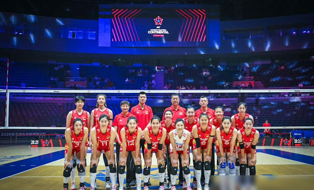 25-4，这比分不知道的还以为在打乒乓球。
中国女排亚锦赛首秀，直接把伊拉克女排打成了背景板。三局比分25-4、25-6、25-6，三局加起来对手得分没过16。
赵勇赛后说得挺实在，对手确实弱，全队就当以赛代练了。但你看细节，庄宇珊砍了全场最高的13分，吴梦洁伤愈复出也上去溜了溜，14个人全轮换