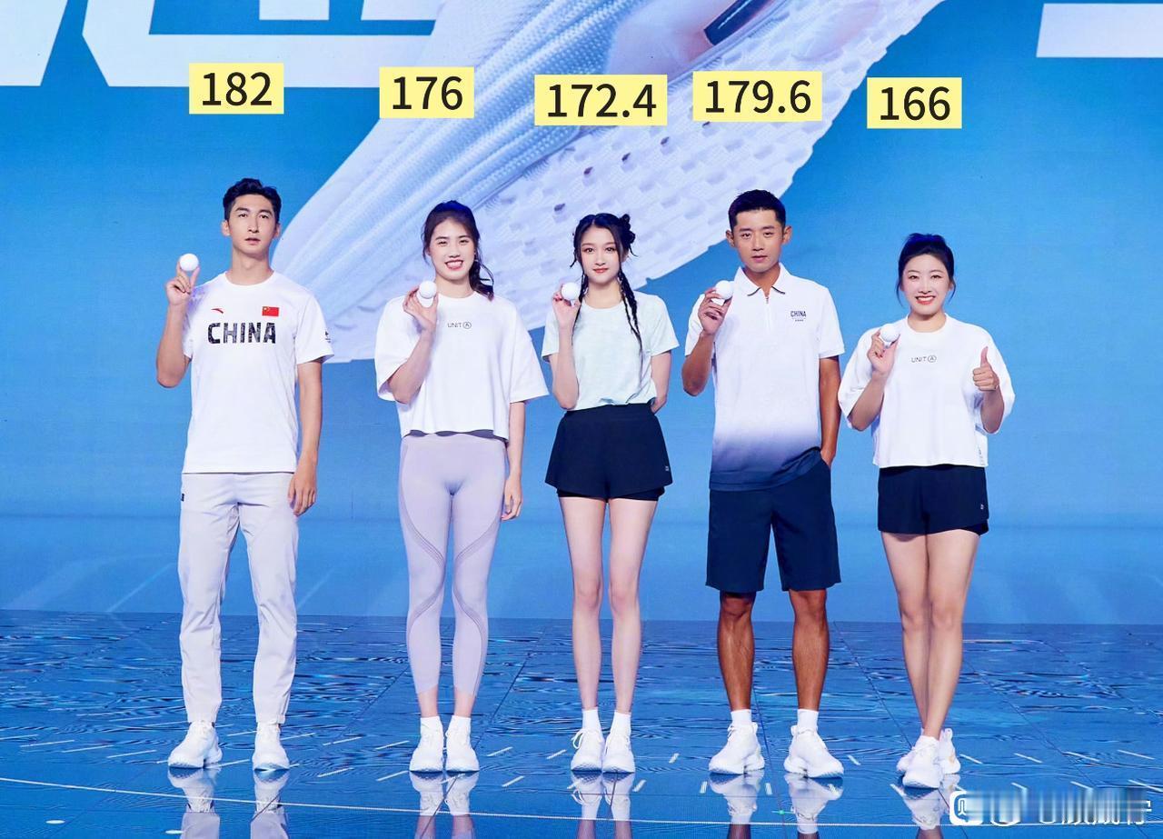 我相信关晓彤身高172.4cm了
这次品牌发布会和4位运动员同框，全员一样的鞋子，身高差跟官方数字完全对得上啊！ ​