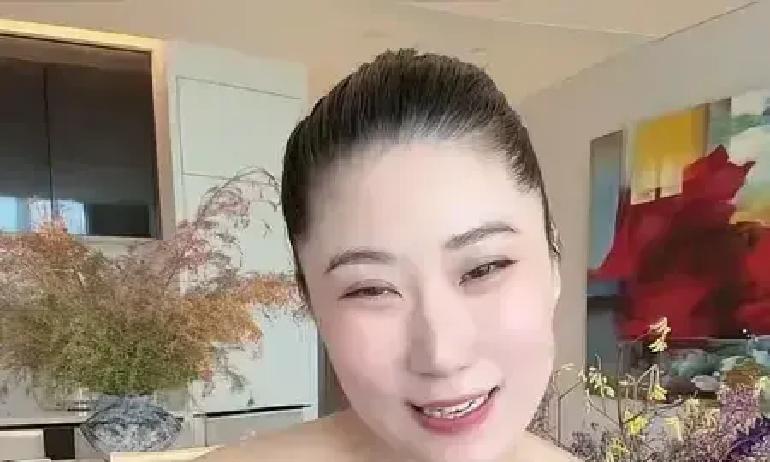 40岁的Coco开播直播，网友吐槽她长相。她高情商回答：我比不上狄波拉和谢婷婷好看。言外之意就是，我20年前就跟了谢贤。如今我40岁了，美与丑不是旁人能判断的。

镜头扫过直播间各处，整间屋子布置得像片流动的花海，墙上挂着幅浓艳的红色油画，全是她这段时间亲手捣鼓出来的，明摆着就是要亮出让大家看。
她