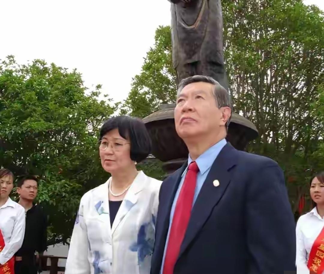 2005年，李昌钰携妻子宋妙娟回到家乡江苏如皋，在东方大寿星园为母亲王淑贞铜像揭幕,  向铜像九次鞠躬，父亲离世后，  母亲独自一人抚养13个子女，全部培养成了博士。