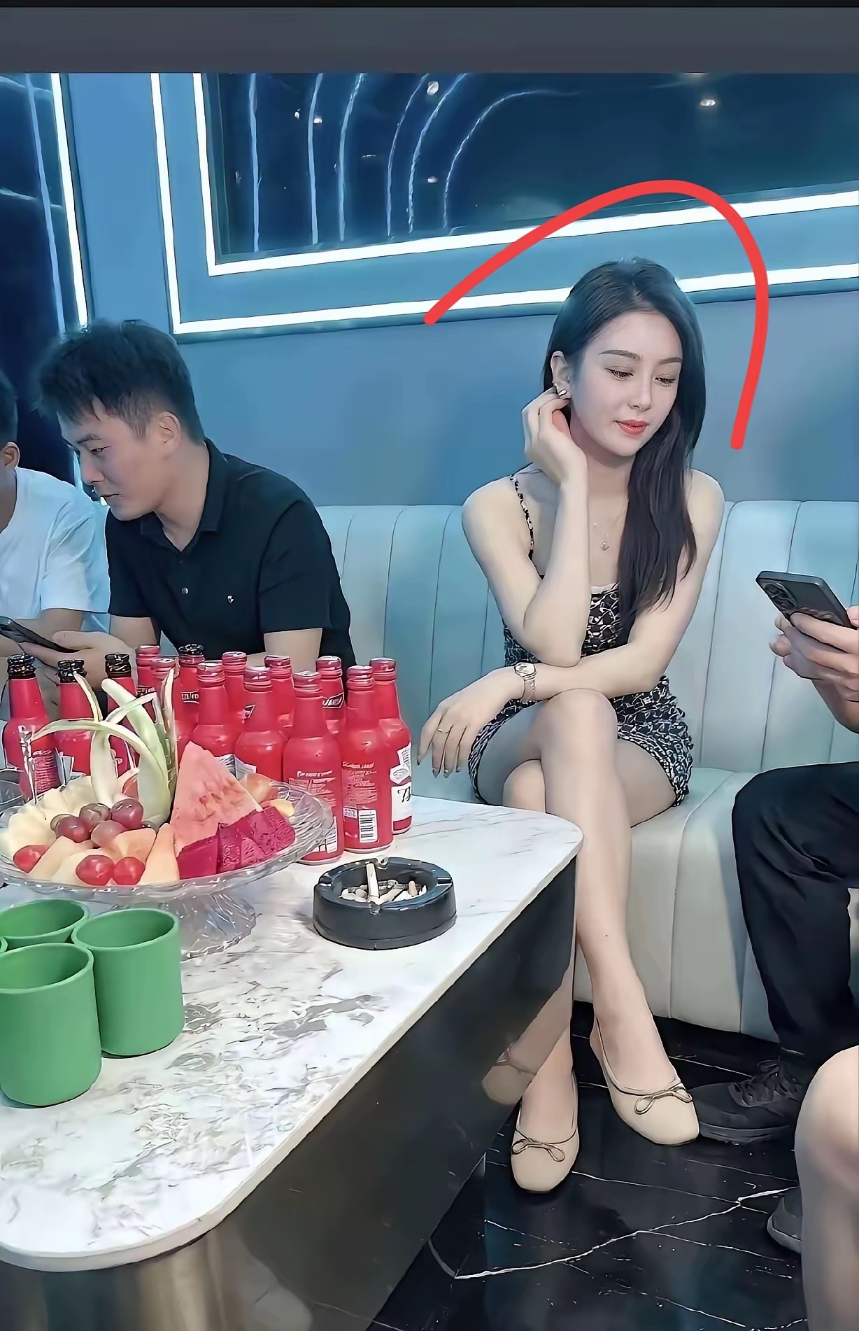 如果你女朋友长得很漂亮，也很爱你，但是她在这种地方上班，你能接受她吗？