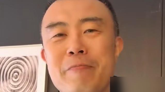 韩德君说赵继伟是辽篮的精神传承，这话真不是客套。
三个月国家队连轴转，回来愣是没歇，体能师康复师轮番上，10月15号第一次完整对抗训练。记者问状态咋样，赵继伟原话：没到最佳，但能打。
新赛季首场打山东，他说赶得上。别忘了，这赛季辽篮换了近十年最大的一波血，新外援加一批小孩，全指着他在场上把线穿起