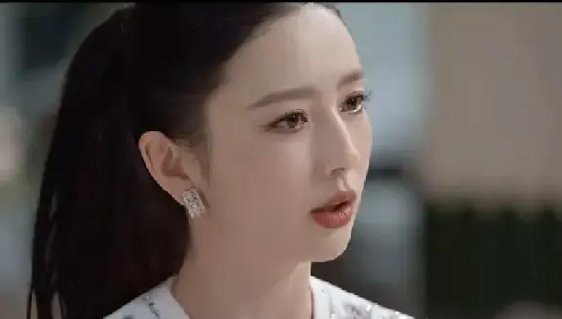 佟丽娅陈思诚离婚瞒了儿子五年，10岁孩子至今以为爸妈还住一起。

2021年5月20号官宣离婚，全网捞着日子挑的。网友一边倒恭喜佟丽娅解脱，一边替孩子操心，说这家散了。

可这两年看下来，散得没那么彻底。孩子朵朵十岁生日派对，两人一块出现。切蛋糕摆姿势，一家三口凑齐。家长会两人一块去，坐一排和老师聊
