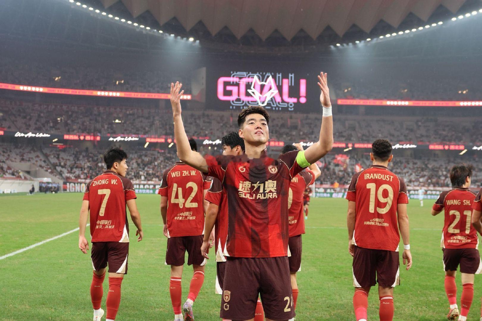 #北京国安[超话]##北京国安# 

近三轮首胜，陕西联合3比0大连鲲鹏，开场9分钟梁少文头球破门。

赛后少文更新社交媒体：“50✅⚽️ 任重而道远！祝大家节日快乐！”#陕西联合# ​