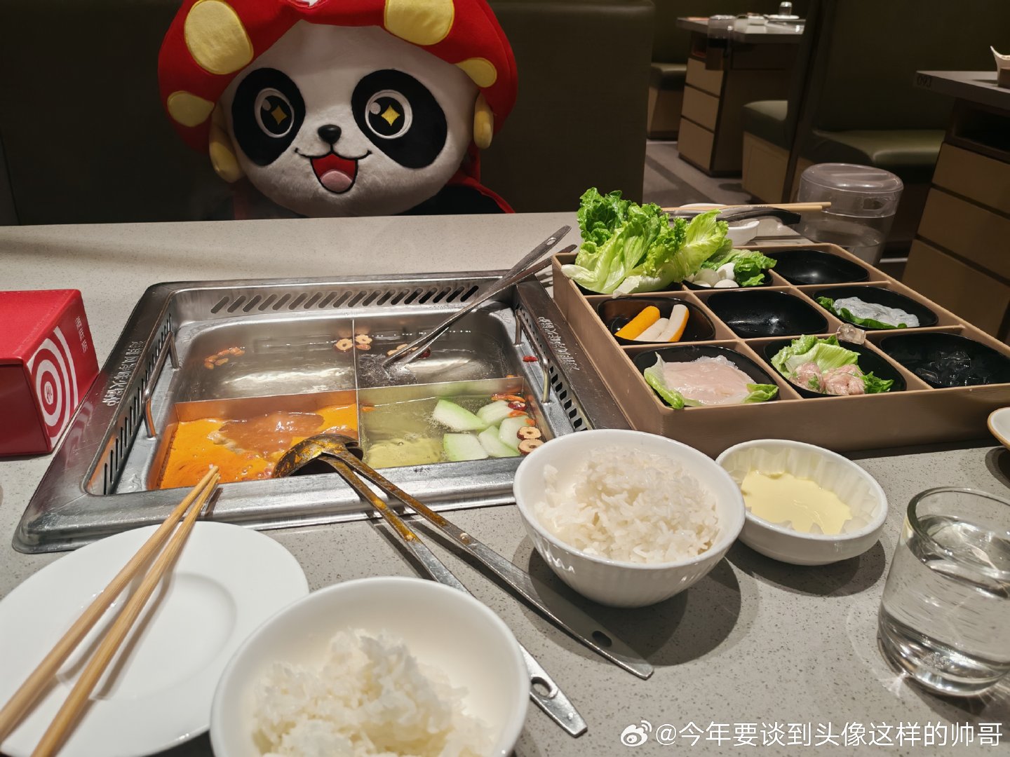 海底捞，工作日单人午餐九宫格，美团券69，多加小料钱10元，自制两种拌饭，扶墙出。 ​
