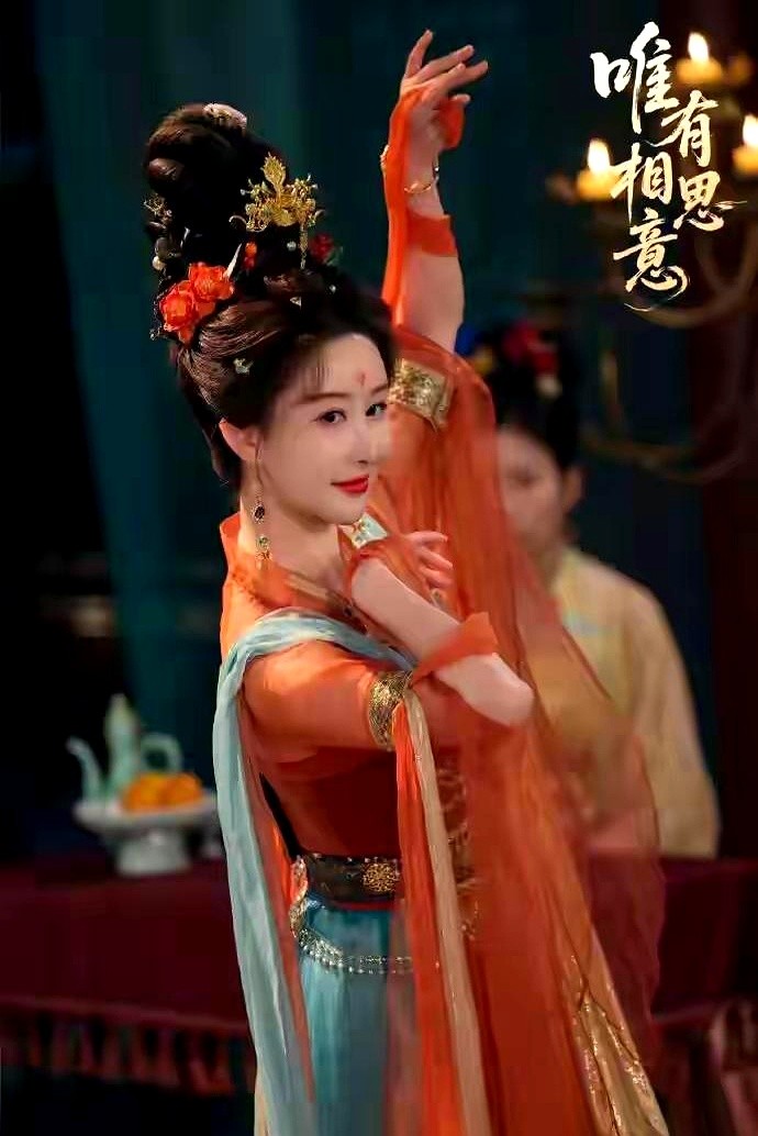 前一秒咬唇死忍，下一秒眼神发狠，舒畅在短剧里硬是飙出了电影级的微表情。

《与皇帝意外交换体感》刚上线，有人看截图就开喷。点进正片一看，灵魂互换全靠肌肉控制切得明明白白。

皇帝一上身，她肩膀下沉，眼皮一掀，压迫感直接砸人脸上。对峙时身体微颤、声音发紧，连委屈落泪都要先死死咬住嘴唇憋红眼眶，绝不靠五