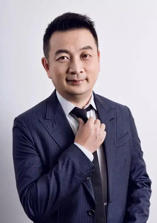 792万，这是2025年中国出生人口交出的最终答卷，创下1949年以来最低纪录，比前一年直接少了162万，降幅达到17%。
 
消息一出，人口专家梁建章之前提的那个补贴方案又被翻了出来：一孩家庭每月补1000元，二孩补3000元，三孩直接给到6000元。这个方案刚抛出来的时候，网上几乎吵翻了天。
 