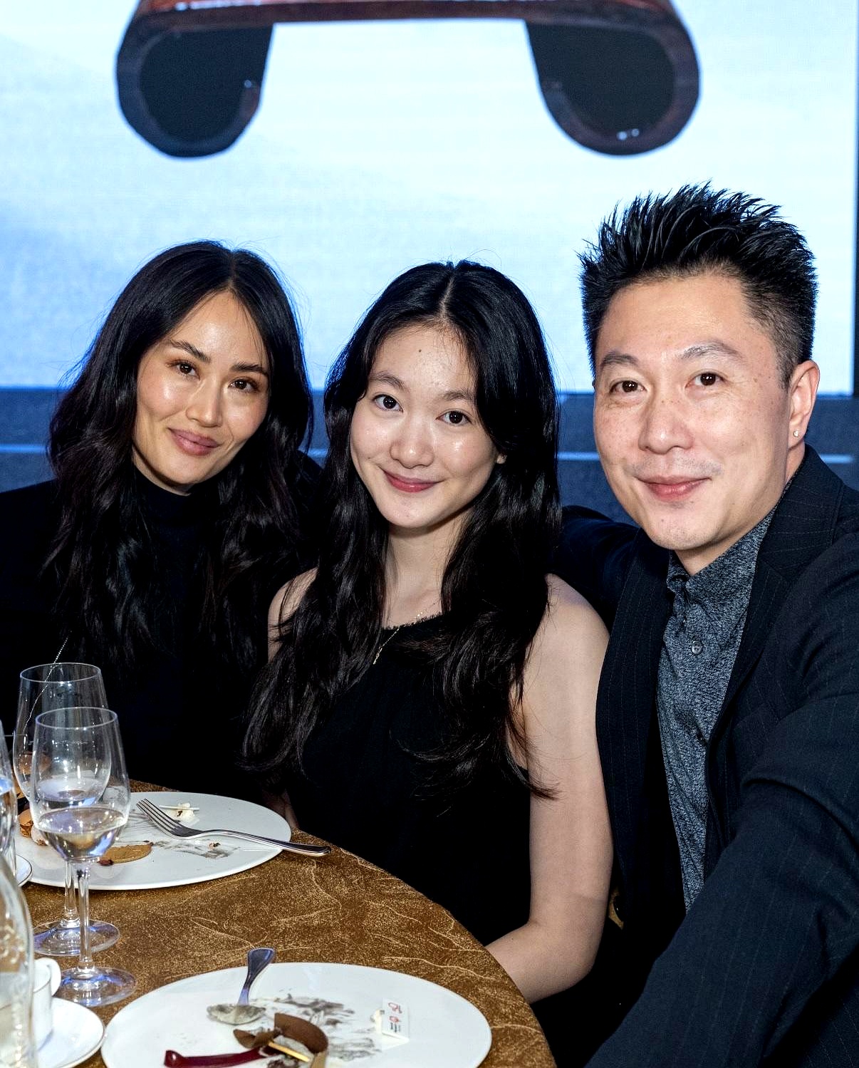 李小鹏带着女儿现身香港特殊奥林匹克活动，这一波同框太吸睛。
14岁的奥莉穿黑色连衣裙、披肩长发，和妈妈像复制粘贴，肤色更白，看着已经有小大人的气质。
45岁的李小鹏略显发福，脸圆了些，但精神状态不错。

奥莉一直深耕花样滑冰，多次参加比赛，已经是很能打的花滑少女。
你觉得她更像爸爸还是妈妈？