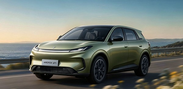 7.68万，550km续航。放在两年前，说这个价位能买纯电SUV，不少人都会觉得不可思议。

在那个时候七万级别的纯电产品，大多是尺寸局促的两门微型车，但是续航能摸到三百公里就已经算是不错的水平了。

极狐贝塔T1这次推出的这款产品，不仅把续航拉到了五百五十公里，并且做成了空间够用的SUV车型，核心