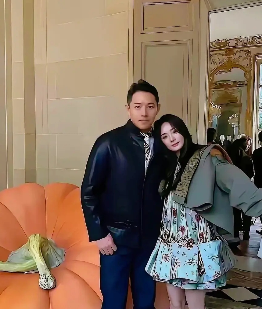 刘恺威刚官宣新恋情，杨幂一张巴黎活动靠肩合照迅速刷屏。不少网友自动把两件事绑定，脑补成“前任之间的较量”。
 
其实这只是品牌活动现场抓拍，所谓靠肩只是角度错觉，两人中间还有空隙，身旁是合作方。
 
更值得深思的是大众双标：刘恺威开启新感情，大家祝福中年拥有新生活；杨幂和男同事合影，就被揣测是刻意反