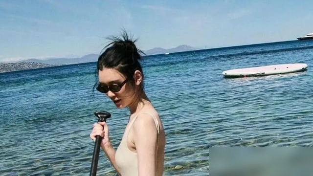 奚梦瑶穿着比基尼往海边一站，评论区直接炸了。
有人阴阳：都俩孩子的妈了，还露给谁看？结果一帮妈妈冲进来反击，晒出自己产后第一套泳装，说看完她才有勇气重新穿。
确实，她跟何猷君爬山带娃，转头办答谢宴又挂满22只金镯子，敬茶时贵气逼人。可换上泳衣，照样是那个超模。
当妈不是进尼姑庵，身材自由更不是