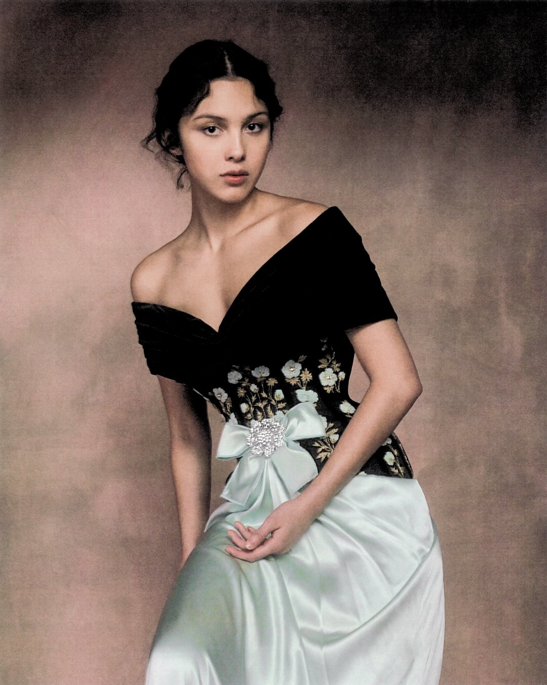 #oliviarodrigo[超话]#
摄影师Szilveszter Makó在IG发布了几张娅娅Olivia Rodrigo的菲律宾版《Vogue》金九银十合刊写真。 ​