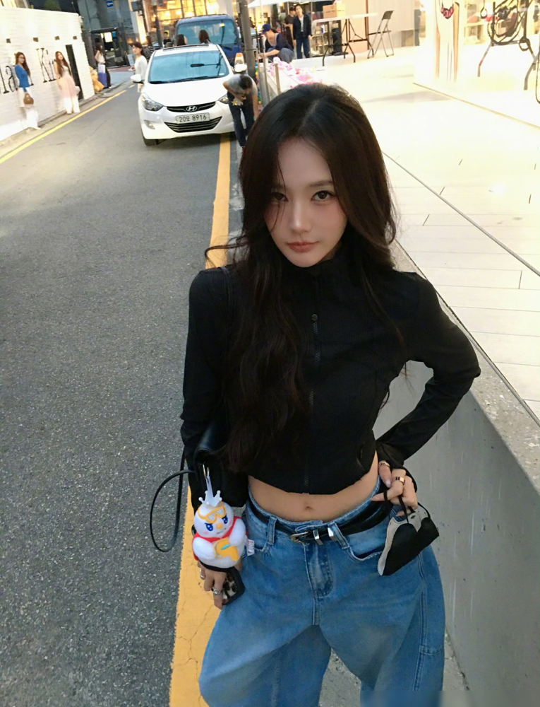 李一桐把自己用了多年的微博名玩丢了，就为配合剧组改了个宣传ID，结果半个月后想改回来，系统提示该昵称已被占用。李现同样改的名，卡在48小时窗口期内火速改回，毫发无损。李一桐慢了一步，原ID李一桐Q被人抢注，账号还是个2020年就违规被封的僵尸号，封了也不释放昵称，死占着坑。同剧的黄小蕾也中招，改完就