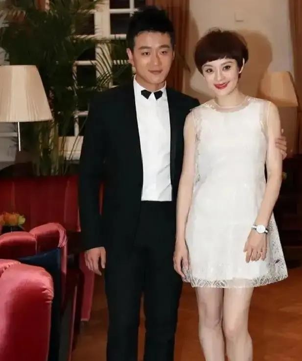 邓超孙俪结婚那场热闹喜宴上，新郎官乐得嘴都合不拢，台下坐着的佟大为却一杯接一杯把自己灌得满脸通红。
连身边的关悦都看愣了，平时挺克制的一个人，那天怎么跟酒杠上了？
邓超端着杯子过来打趣，问他这当哥的怎么比新郎还激动，顺手就把他的酒杯换成了温开水。
“当年拍玉观音的时候，她一场戏连着卡了七遍，躲